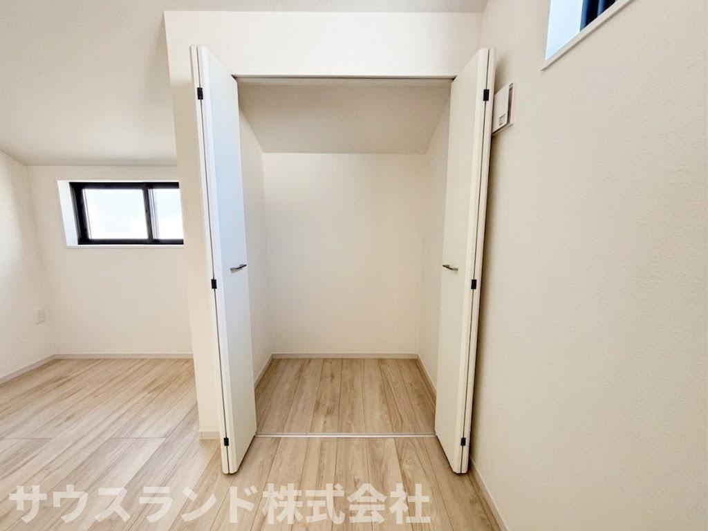 八王子市東浅川町6期2号棟の収納|洋室に設けられた、高さと奥行きのある大容量のクローゼットです。上部には棚板があり、季節外れの小物やカバンなども整理して収納できます。お部屋が散らからず、いつでも整頓された心地よい空間を維持できます！
