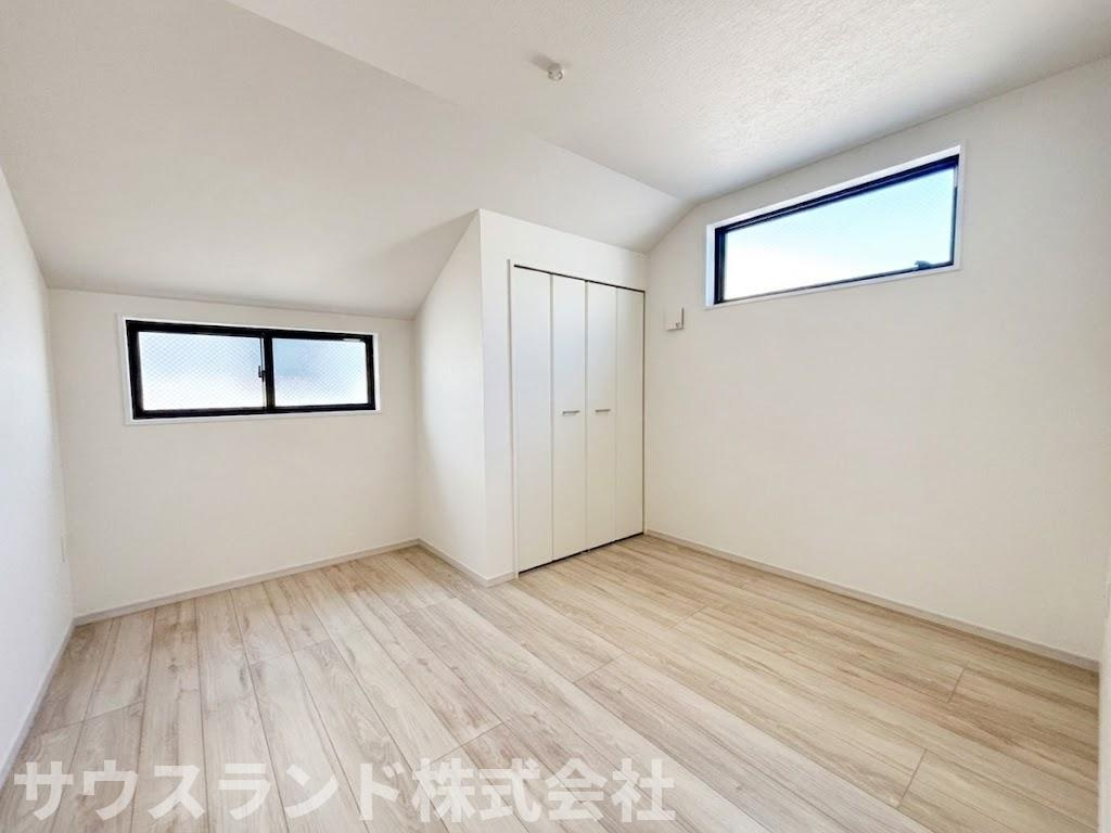 八王子市東浅川町6期2号棟の洋室|木目調のフローリングが温かみを感じさせる、落ち着いた雰囲気の洋室です。お子様の成長に合わせて子供部屋として使ったり、ご夫婦の寝室としてゆっくり休んだりと、ご家族の形に合わせて多様な使い方ができます。