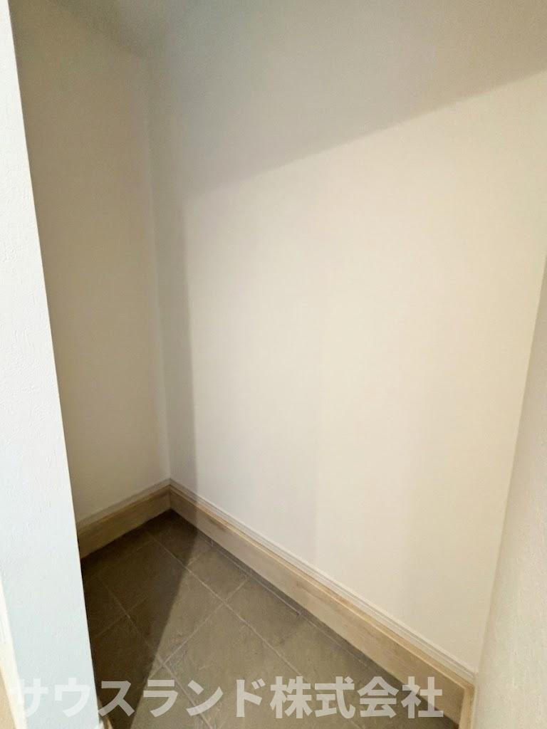八王子市東浅川町6期2号棟の収納|お家の中のちょっとしたスペースを有効活用した便利な収納です。掃除機や日用品のストック、季節の家電などをまとめてしまっておくことができ、生活空間をすっきりと広く使うための心強いサポートになります！