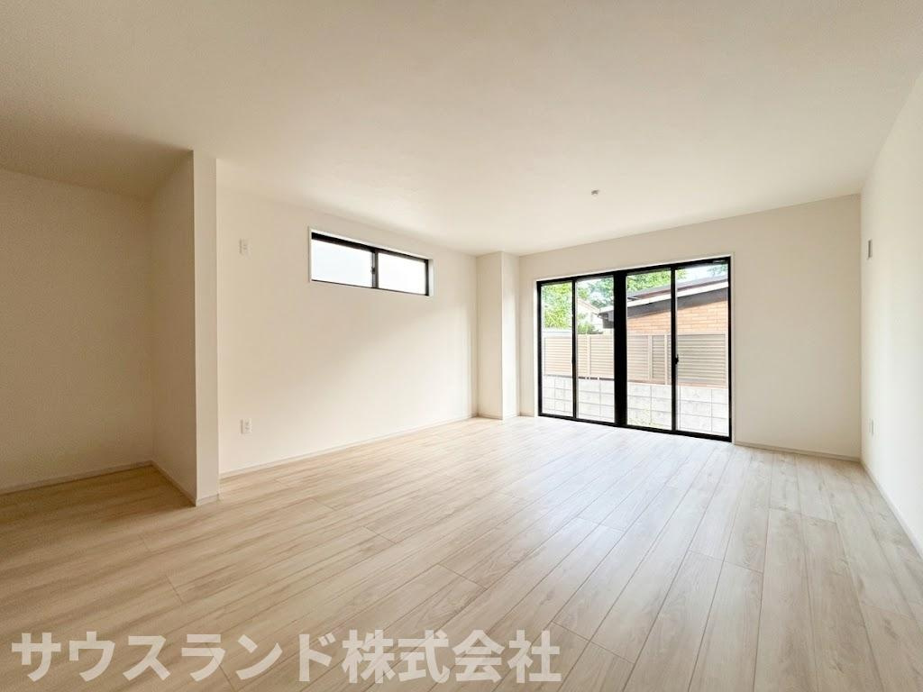 八王子市東浅川町6期2号棟の居間・リビング|大きな窓からたっぷりと自然光が差し込む、明るく開放的なリビングです。晴れた日には窓を開けて、心地よい風を取り込むことができます。お部屋全体が明るい雰囲気になり、毎日を晴れやかな気分で過ごせます。