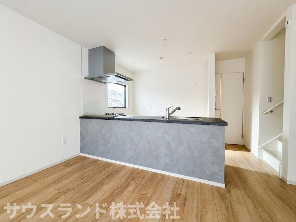 八王子市東浅川町6期2号棟のキッチン|スタイリッシュなグレーの色合いがお洒落な、対面式システムキッチンです。リビングにいるご家族と楽しく会話をしながらお料理が進みます。作業スペースも広く、お子様と一緒にお菓子作りなども楽しめます。