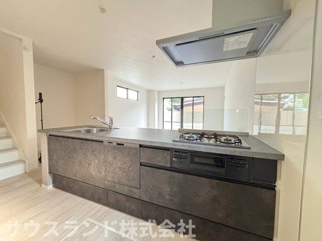 八王子市東浅川町6期2号棟のキッチン|収納力たっぷりのキッチンで、調理器具や食器類もすっきり片付きます。背面のスペースもゆったり確保されているため、冷蔵庫やカップボードを置いても余裕があります。複数人での調理もスムーズに行えます。