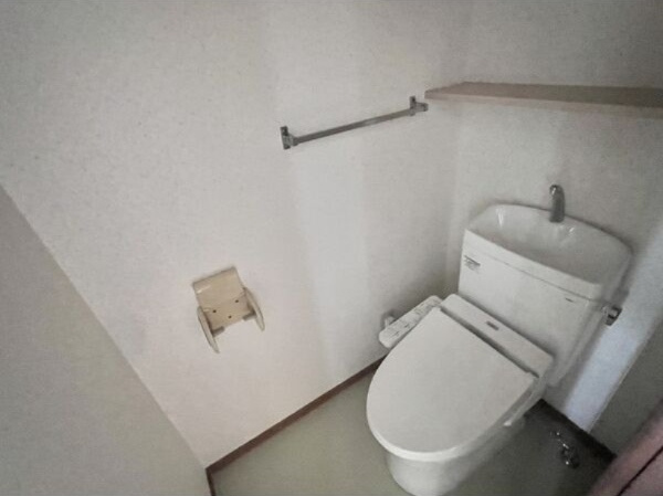 グランデ元塩のトイレ|別部屋反転間取の写真となります。