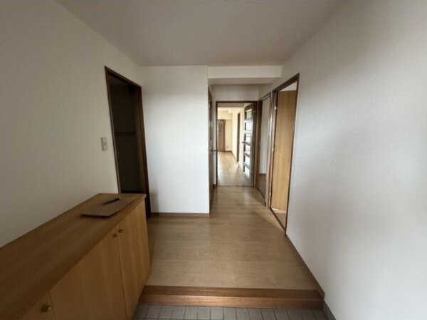 グランデ元塩の玄関|別部屋反転間取の写真となります。