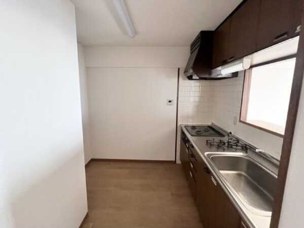 グランデ元塩のキッチン|別部屋反転間取の写真となります。