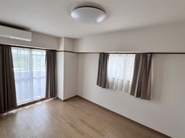 グランデ元塩の内装|別部屋反転間取の写真となります。