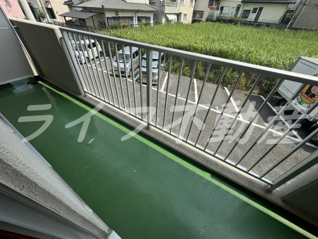 グランドシャトー山本のバルコニー|暖かな日差しのふりそそぐバルコニー