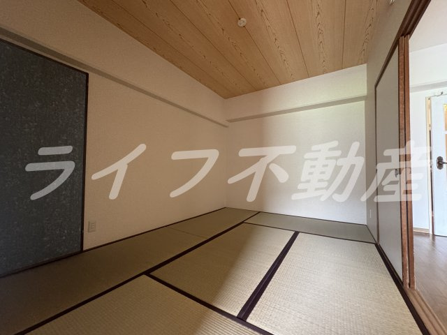 グランドシャトー山本の居間・リビング|明るい色調の室内です