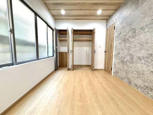 練馬区貫井５丁目　中古一戸建　西武池袋線　中村橋の洋室|約6帖洋室は南側採光、大型収納、アクセントクロス、ダウンライト、ダクトレール等、盛りだくさんの仕様でございます。