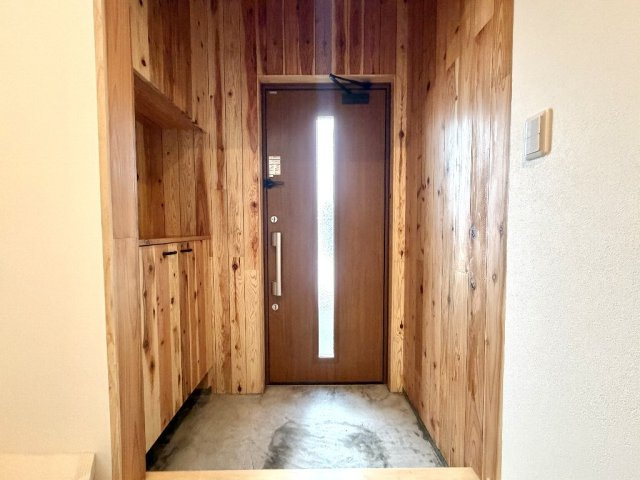 練馬区貫井５丁目　中古一戸建　西武池袋線　中村橋の玄関|玄関からデザイン性溢れる仕上がりでお出迎え致します。