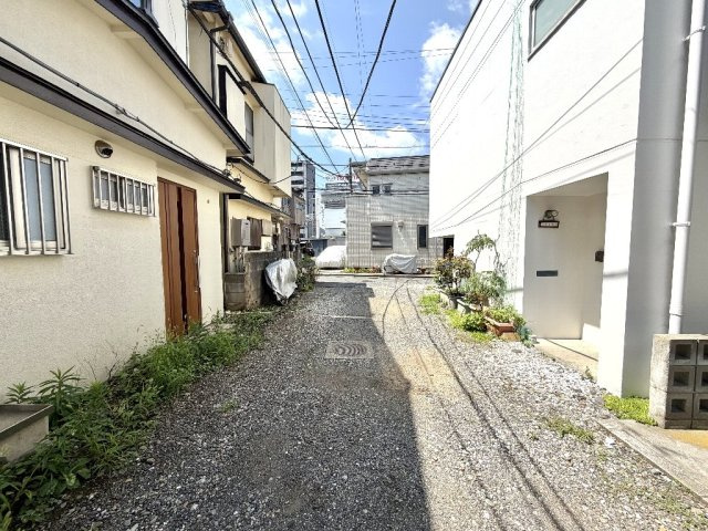 練馬区貫井５丁目　中古一戸建　西武池袋線　中村橋の前面道路含む現地写真|北側位置指定道路に面しており、交通量は少ない住環境です。