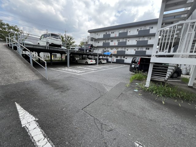 イケダ第一コーポの駐車場|駐車場があるので、車を買う予定の方も安心です