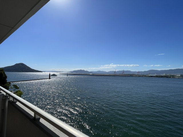 ベイサイドパレス宇品の展望|空と海がすぐそばにある生活。なかなかない贅沢な住環境です。