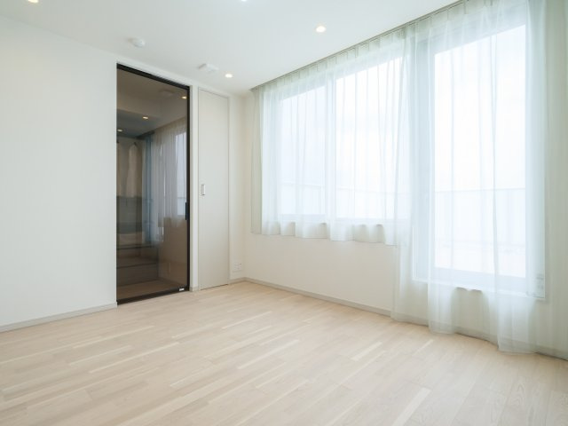 グランドメゾン三軒茶屋プレイスの洋室|グランドメゾン三軒茶屋プレイス：約６．８帖の洋室にはウォークインクローゼット・窓が付いております！