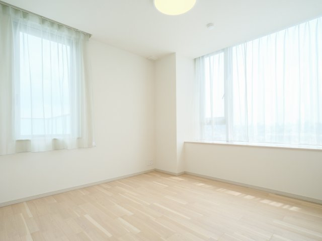 グランドメゾン三軒茶屋プレイスの洋室|グランドメゾン三軒茶屋プレイス：約７．５帖の洋室にはクローゼット・窓が付いております！