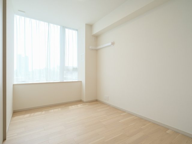 グランドメゾン三軒茶屋プレイスの洋室|グランドメゾン三軒茶屋プレイス：約５．０帖の洋室にはクローゼット・窓が付いております！