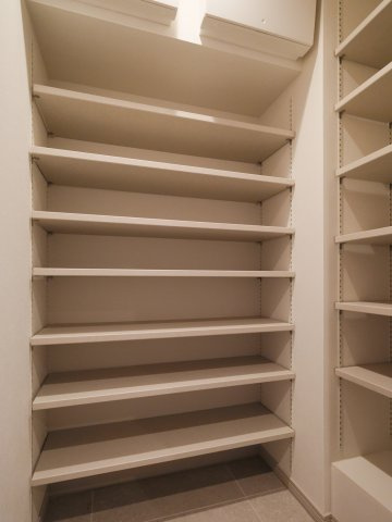 グランドメゾン三軒茶屋プレイスの玄関|グランドメゾン三軒茶屋プレイス：玄関にはシューズインクローゼットがあり靴もスッキリ収納可能です！