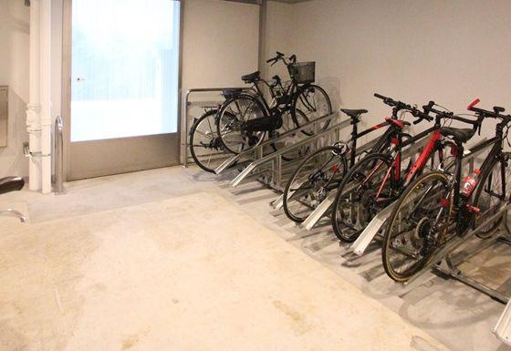 プラウドフラット外神田の駐車場
