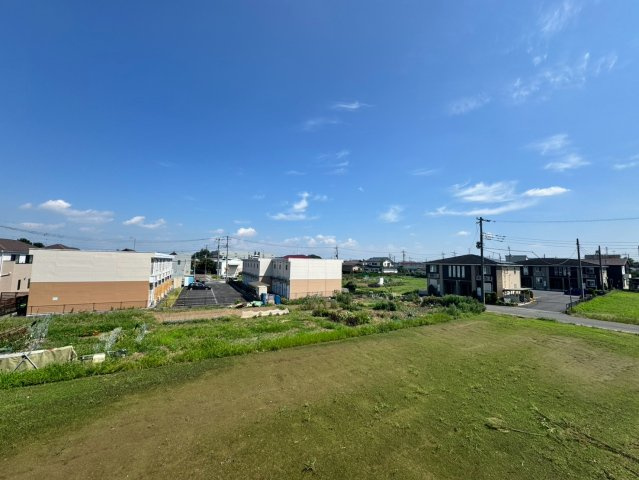 比企郡川島町中山中古戸建の展望|前面に遮るものがなく、すっきりとした青空が広がる開放的なロケーション！周囲の落ち着いた街並みや緑を見渡せる気持ちの良い眺望です。日々の中に心地よい開放感を与えてくれます。