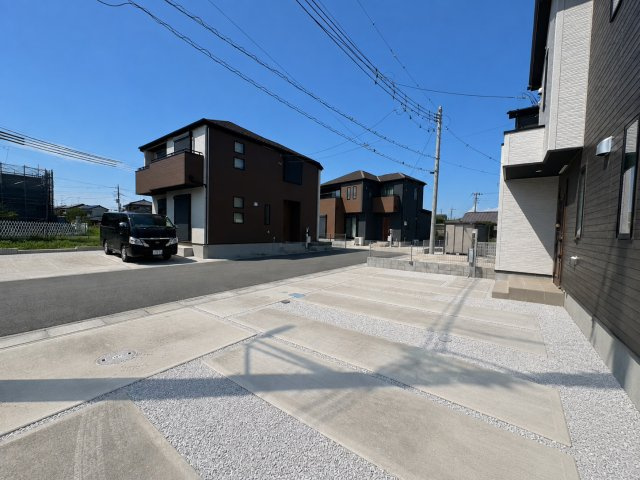 比企郡川島町中山中古戸建の駐車場|カースペースは嬉しい駐車3台可能！マイカー通勤やご家族分のお車はもちろん、来客時にも余裕を持って対応できます。川島ICまで車約5分と、日々の通勤やお出かけにも便利な好立地です！