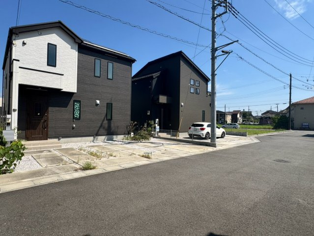 比企郡川島町中山中古戸建の前面道路含む現地写真|前面道路はゆとりがあり、お車の出し入れやすれ違いもスムーズに行えます！運転が苦手な方でも安心して駐車できる環境です。周辺は交通量が少なく、お子様がいるご家庭も安心の住環境です。