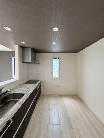 比企郡川島町中山中古戸建のキッチン|お子様がいるご家庭も安心のIHクッキングヒーター完備！手元が隠れる対面カウンターで、リビングのご家族の様子を見守りながら調理ができます。清潔感にあふれる快適なキッチンです。