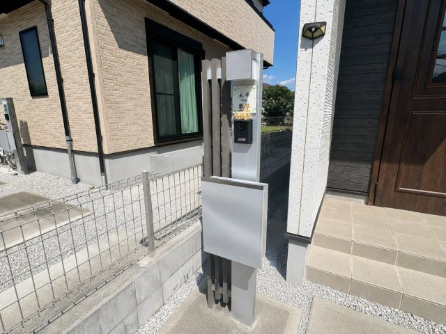 比企郡川島町中山中古戸建のその他|防犯対策に役立つTVモニター付きインターホンと使いやすいポストを設置！2022年築浅ならではの綺麗な設備で、日々の安心・快適な暮らしを守ります。お気軽にお問い合わせください！
