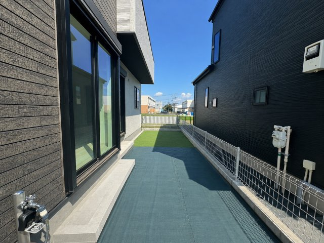 比企郡川島町中山中古戸建の庭|家庭菜園やBBQ、お子様・ペットの遊び場としてマルチに大活躍するお庭！おうちに居ながら気軽にアウトドア気分が味わえます。日当たりも良く、趣味の時間を存分に楽しめる素敵な空間です。