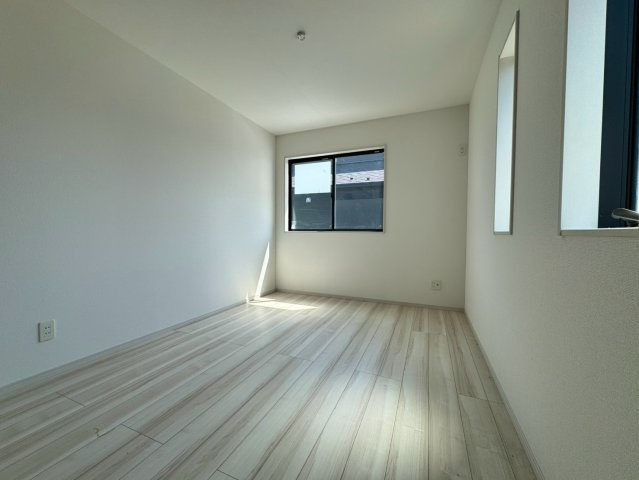 比企郡川島町中山中古戸建の洋室|2022年築浅ならではの綺麗な室内が魅力の洋室！明るく清潔感あふれるお部屋で気持ちよく新生活をスタートできます。陽当り・通風ともに良好で居心地の良い空間です。