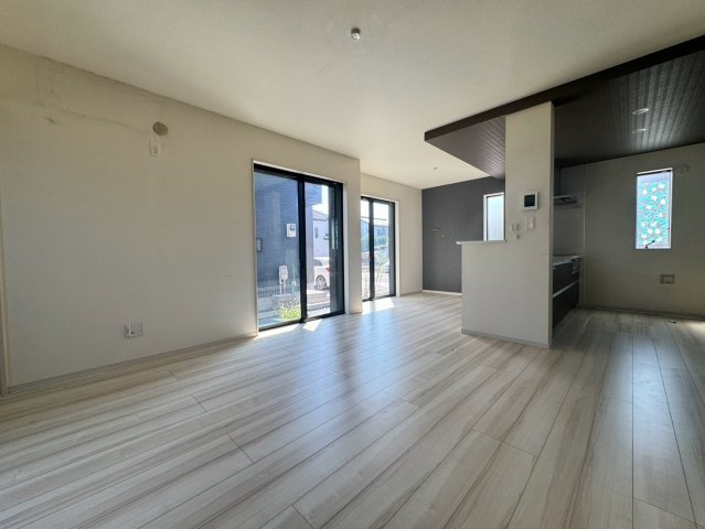 比企郡川島町中山中古戸建の居間・リビング|明るく解放感あふれる広々としたリビング！自然と家族が集まるあたたかな空間で、快適な新生活をスタートしませんか？静かで落ち着いた住環境も魅力の2022年築浅＆太陽光パネル付き物件です！