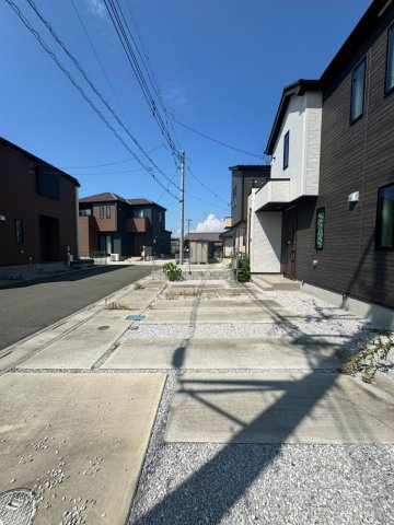 比企郡川島町中山中古戸建の前面道路含む現地写真