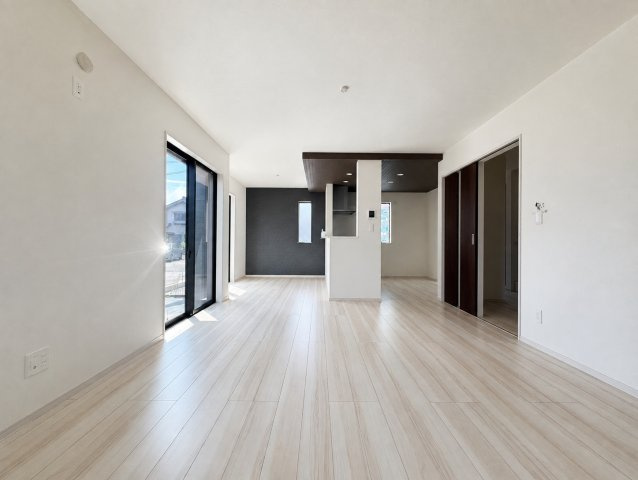 比企郡川島町中山中古戸建の居間・リビング|明るい陽射しが差し込み、風が心地よく通り抜ける快適リビング！写真だけでは伝えきれない実際の開放感や住環境の良さを、ぜひ現地で体感してみてください！お気軽にお問い合わせください。