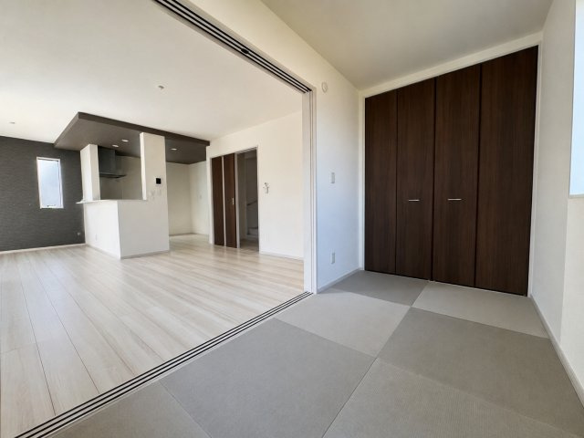 比企郡川島町中山中古戸建の居間・リビング|陽当り・通風ともに良好で、あたたかな光が差し込む心地よいリビング！ご家族みんなでゆったりとリラックスできる空間です。