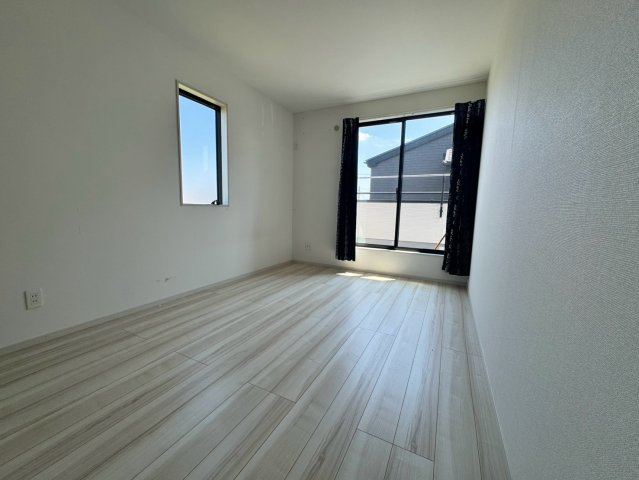 比企郡川島町中山中古戸建の洋室|二面採光で陽当り・通風良好な明るい洋室！お部屋全体に心地よい風と光が届きます。主寝室や子ども部屋、ワークスペースなど多目的に活躍する空間です。