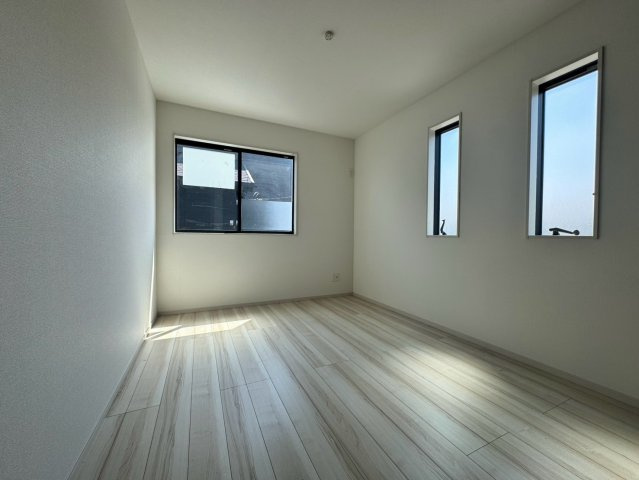比企郡川島町中山中古戸建の洋室|落ち着いた雰囲気でリラックスできる快適な洋室。プライベートな時間をゆったりと過ごせる心地よいプライベート空間です。家具配置がしやすい使いやすい間取りも魅力！