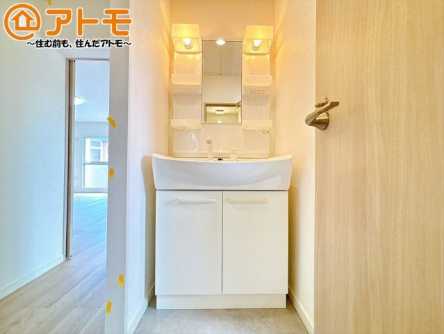 【独立洗面台】 | 三島市大場01期　中古マンション | 洗面所って朝に混み合いませんか？広々とした脱衣所で朝の時間を少しお手伝い♪