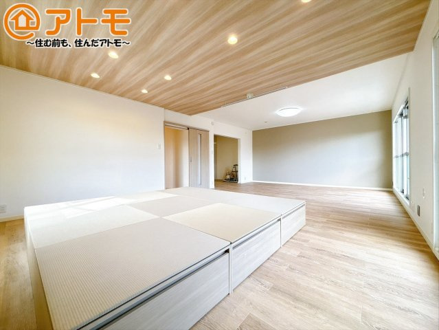 【居間・リビング】 | 三島市大場01期　中古マンション | 広々と開放的なLDKは、家族が自然と集まる広さ♪お子様のリビング学習にもピッタリ♪
