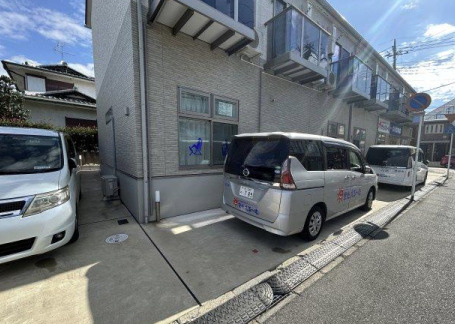 セナリオフォルム逆井の駐車場
