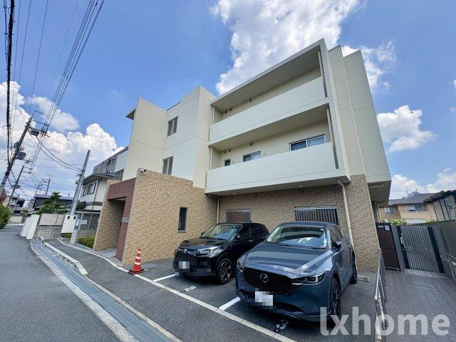 グランディール中条の駐車場|車をお持ちの方に嬉しい駐車場付きの物件です