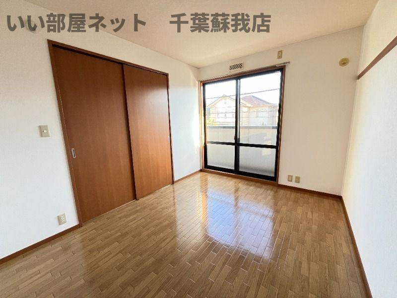 サンシャインAの寝室|広くて明るい寝室