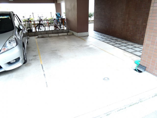 高槻市庄所町の賃貸マンションの駐車場