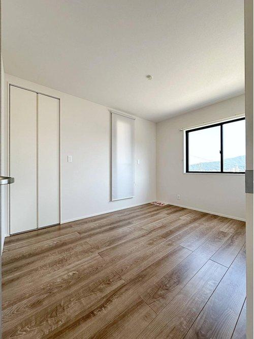 宮島口上1丁目 No.1の寝室|8帖の広々とした主寝室☆
エアコン、ベッド、ロールカーテン、テレビはプレゼントです♪
