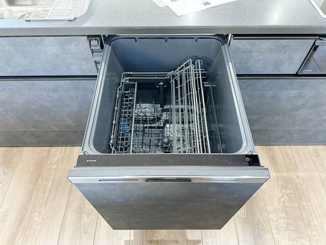 宮島口上1丁目 No.1のキッチン|4人から5人分の食器洗浄乾燥機☆
水道代の節約にもなり、家事の時短もできる優れ物です♪
スライド式で上から全体が見えるため食器の出し入れもスムーズです♪