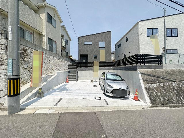 宮島口上1丁目 No.1の駐車場|車は車種により3台まで駐車可能☆
広い駐車スペースは来客時も安心です♪