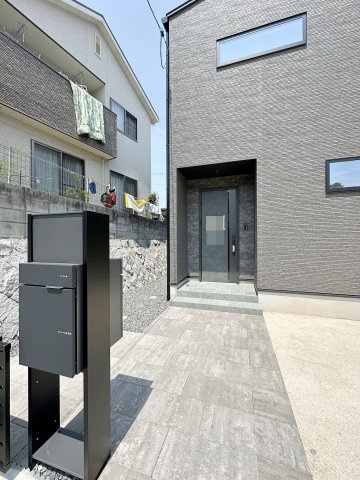 宮島口上1丁目 No.1の玄関|宅配ボックス付き玄関ポーチ☆
屋根も付いており、雨が降っても濡れる心配はありません♪
更に宅配ボックスがあるので不在時の荷物の受け取りも安心です！