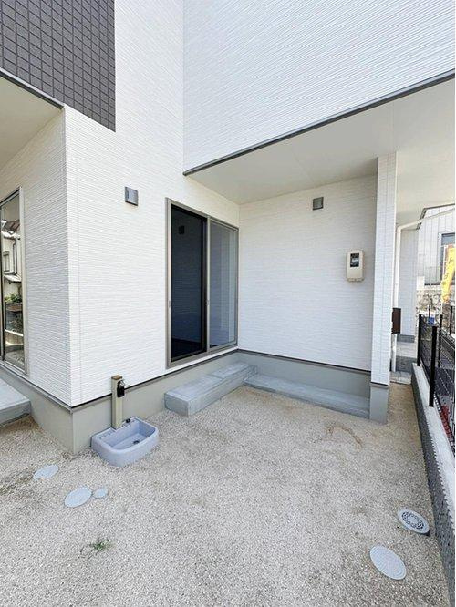 廿日市市宮島口上1丁目 No.Aの庭|お庭スペース☆
水栓もありしっかり庭遊びもできるようになっています♪