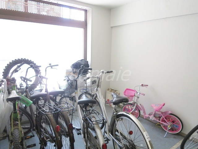 北区志茂２丁目の賃貸マンションのその他共用部分|屋根付きの自転車置場です☆
