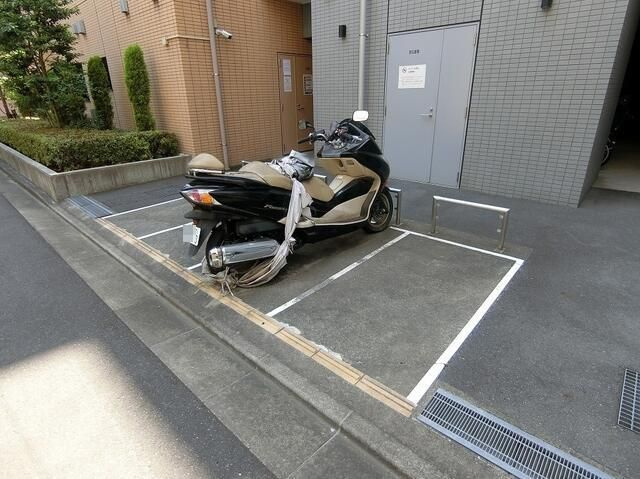 リアナスティル森下の駐車場