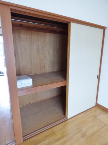 ハイツ足立の収納|押入の中にはハンガーポールがあり、お洋服をかけられます♪