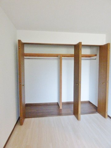 ニューリバティ藤田の収納|お洋服がたくさんあっても安心な収納力のクローゼット